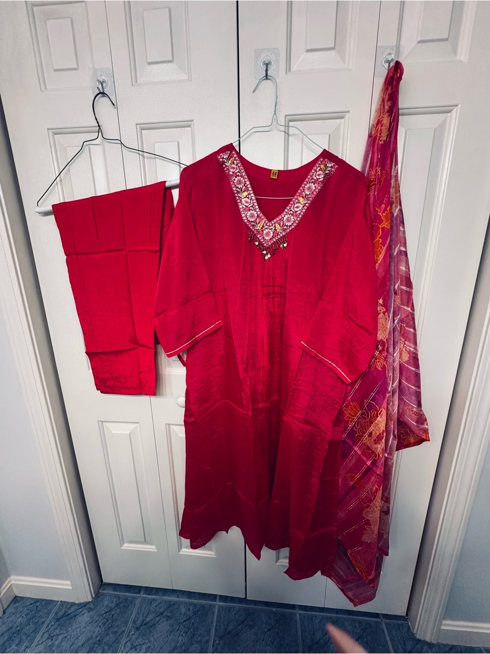 Today sale ‼️Hot pink Embroidered V-Neck Salwaar Kameez with dupatta size 22”